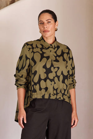 ELASTIC FRONT HEM PRINT SHIRT