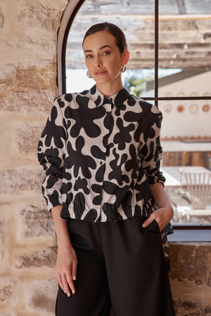 ELASTIC FRONT HEM PRINT SHIRT