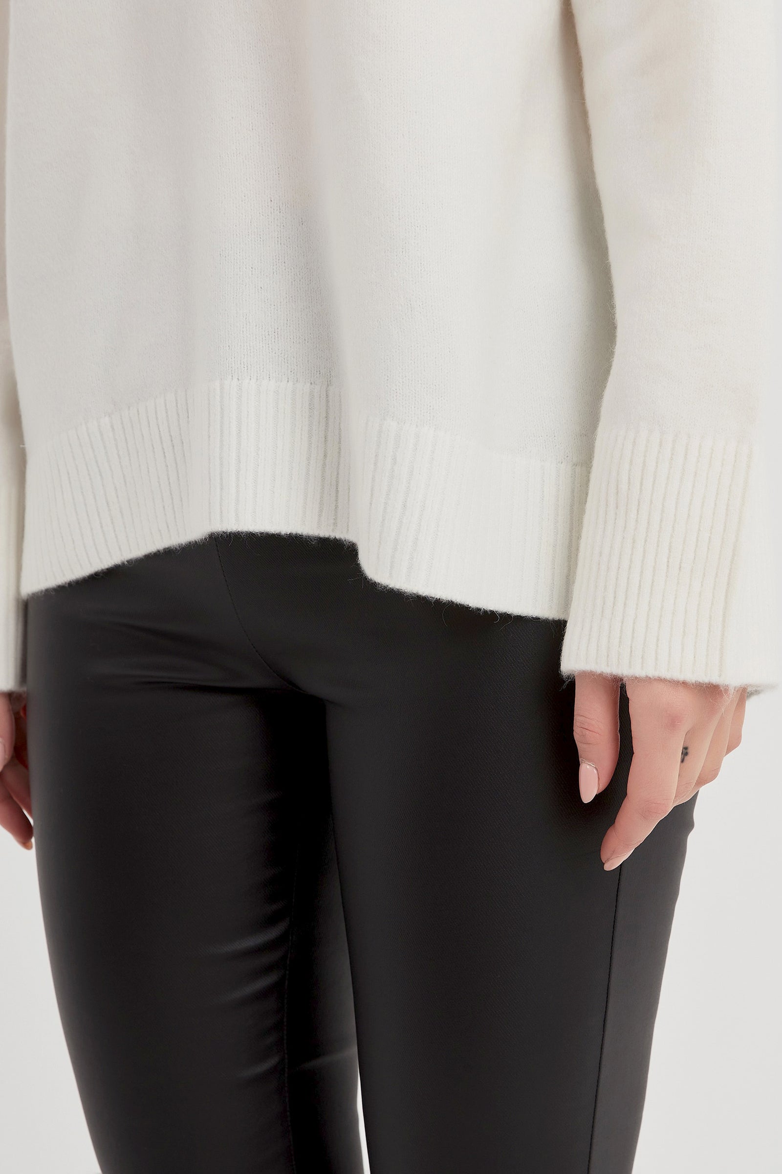 BASIC KNIT SWEATER