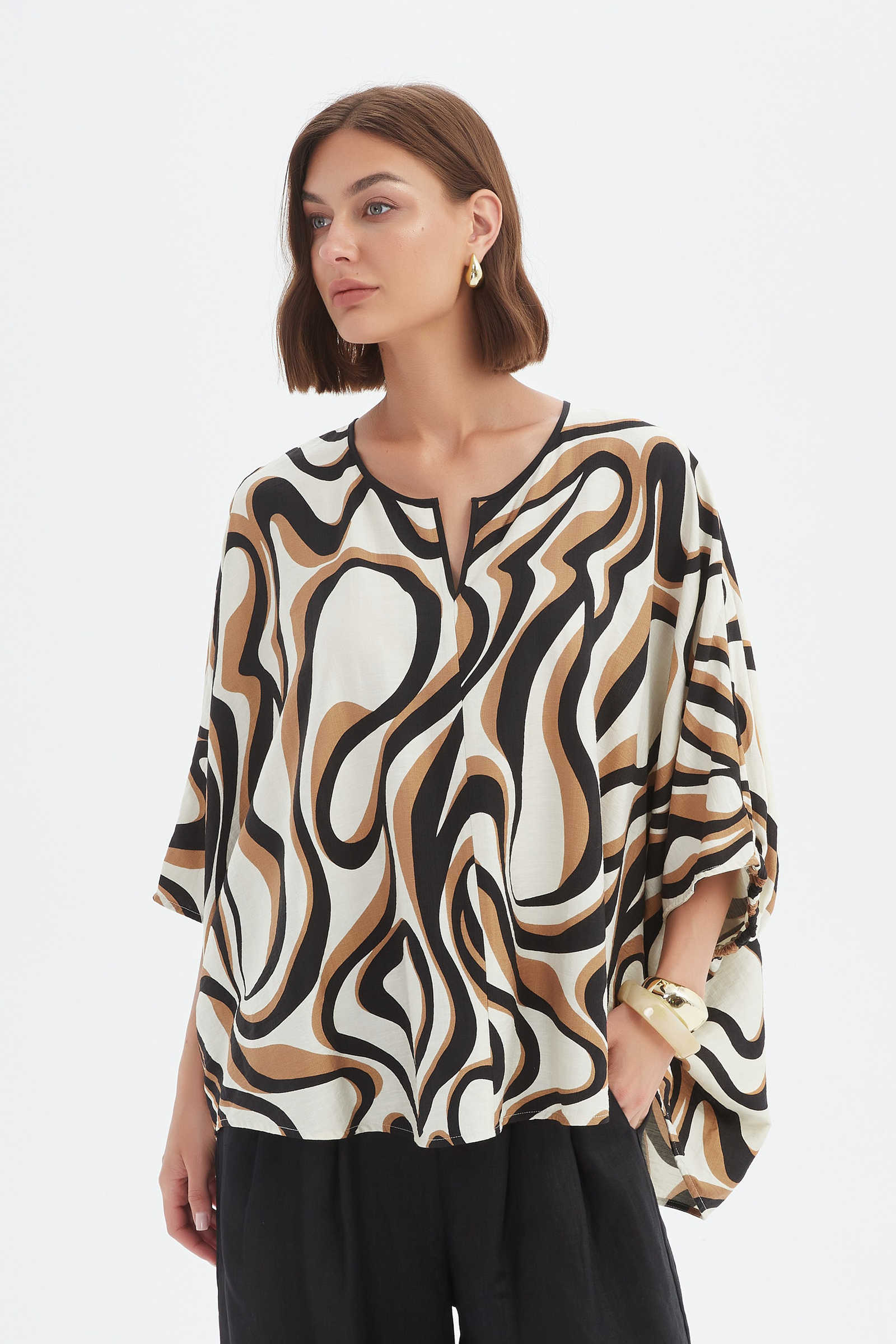 NOTCH NECK PRINT TOP