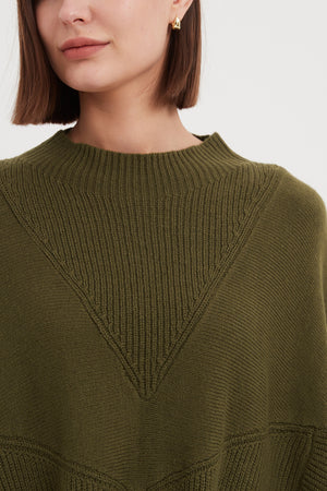 V DETAIL OVERSIZED KNIT