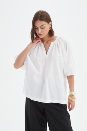 GATHERED NOTCH NECK TOP