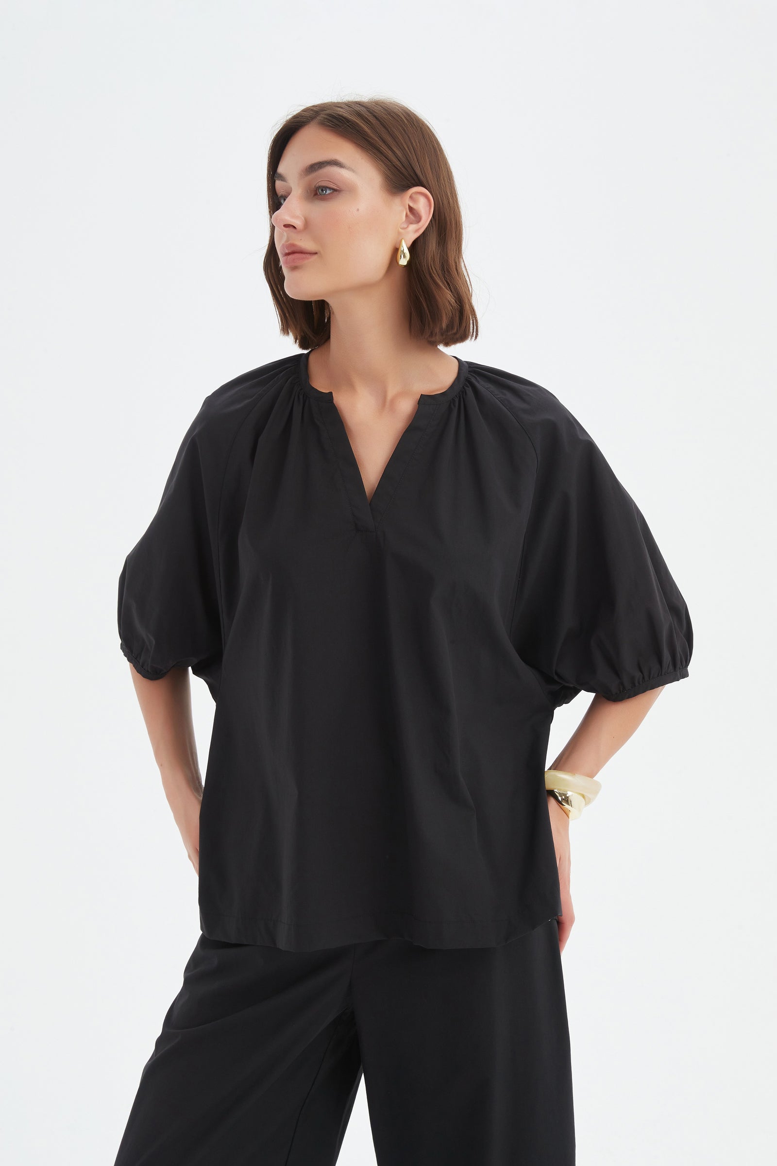 GATHERED NOTCH NECK TOP