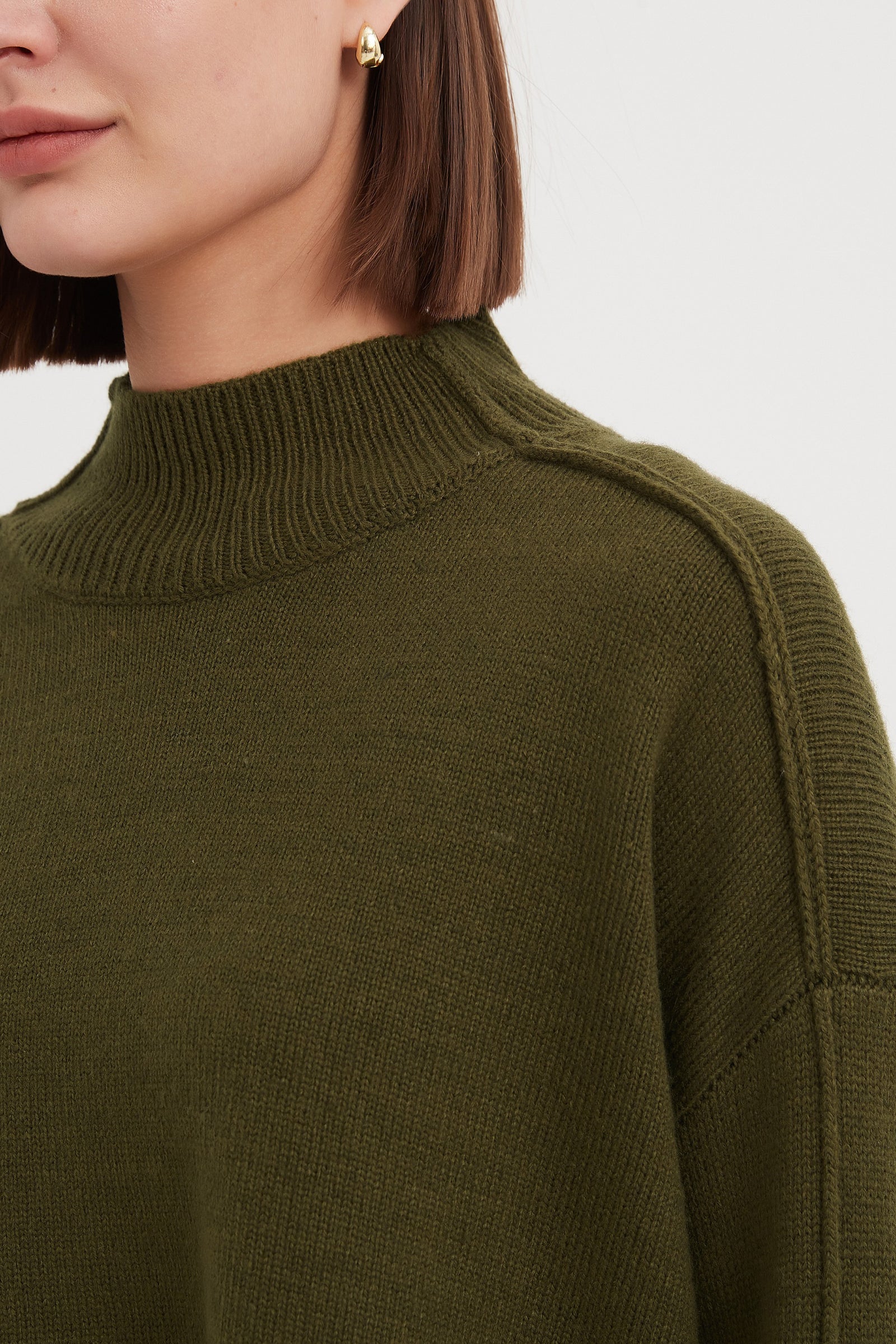 TURTLE NECK BOXY KNIT