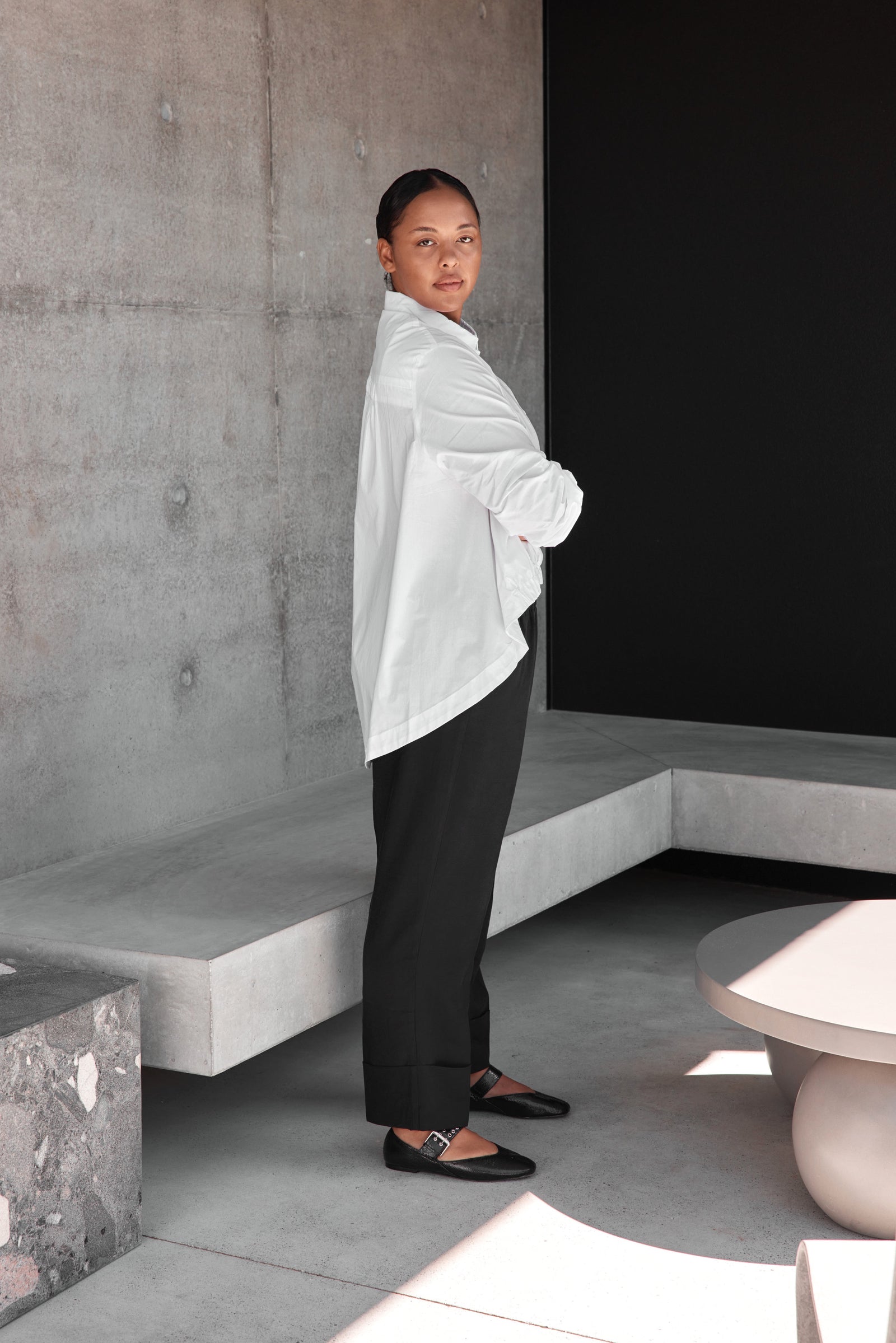 ELASTIC FRONT HEM SHIRT