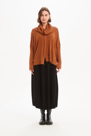 BOXY RIB SLEEVE KNIT amberstone arms down