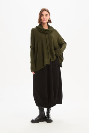 BOXY RIB SLEEVE KNIT khaki arm on hip