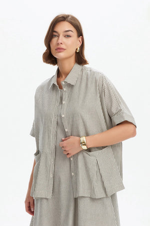PLEAT POCKET STRIPE SHIRT