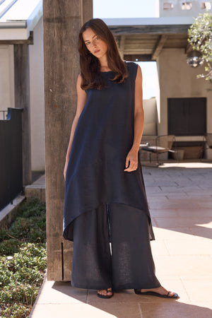 SPLIT HEM SLEEVELESS TUNIC