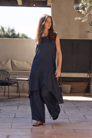 SPLIT HEM SLEEVELESS TUNIC