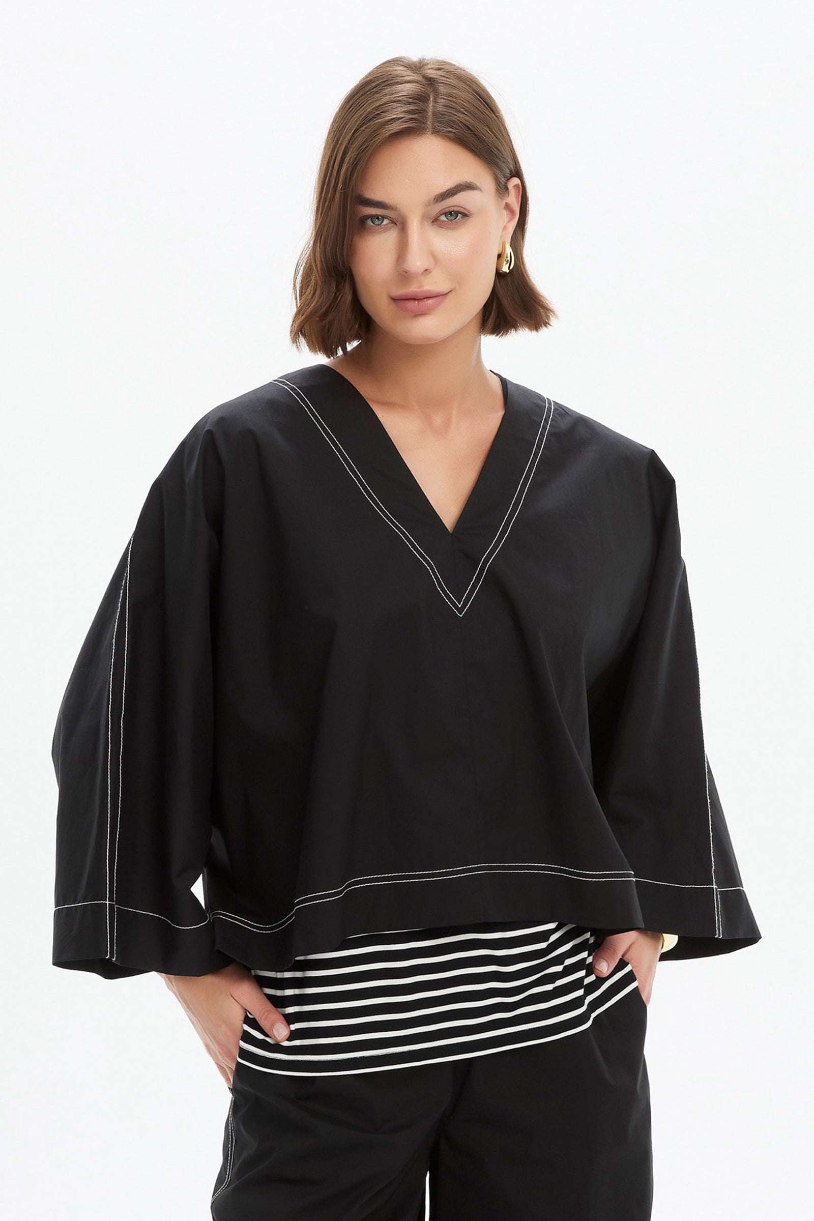 V NECK CONTRAST TOP black close up