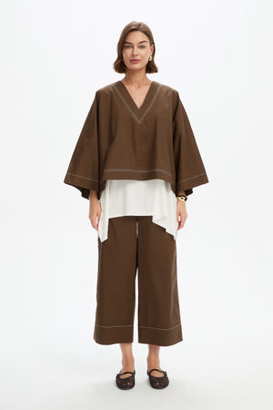 V NECK CONTRAST TOP chocolate arms down