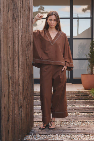 V NECK CONTRAST TOP chocolate arm up