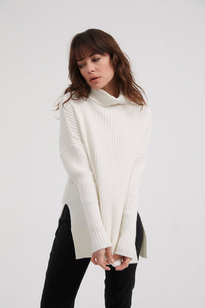 BOXY ROLL NECK KNIT